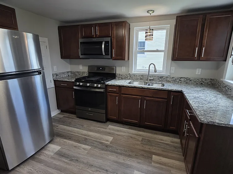 416 Pleasant St — Photo 2