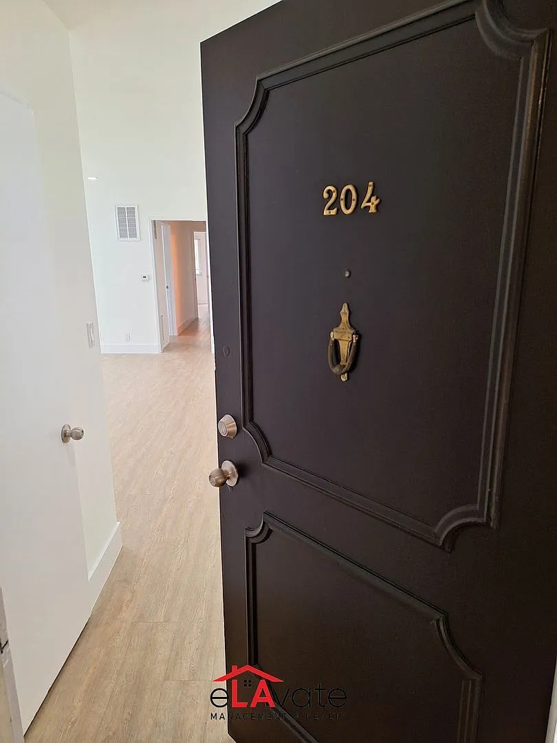2 bed, 2.0 bath, 1200 sqft, $3,187 — Photo 2