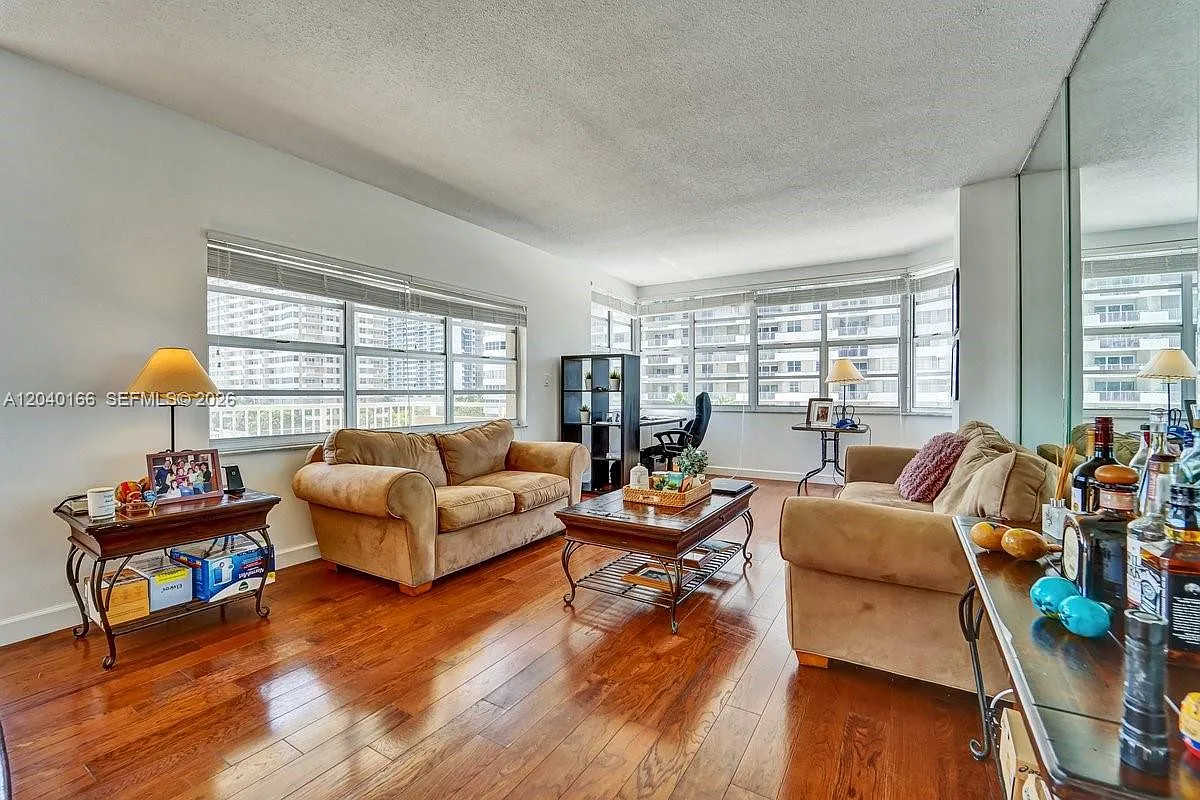 Hemispheres Condo — Photo 3