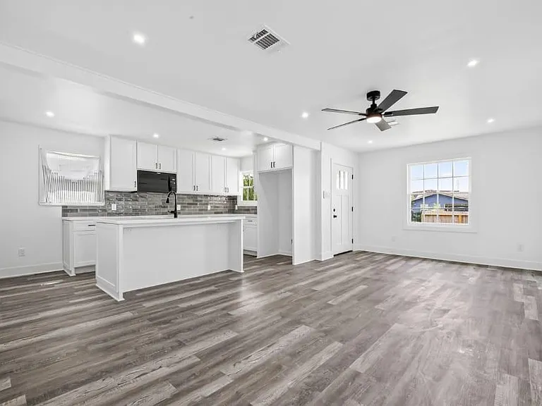 913 Bennington St — Photo 3
