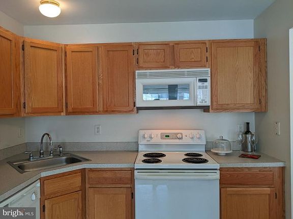 5th image of 136 Brookland Ct APT 4