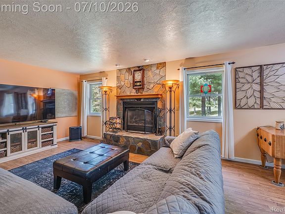 3rd image of 1829 W Scribner Rd