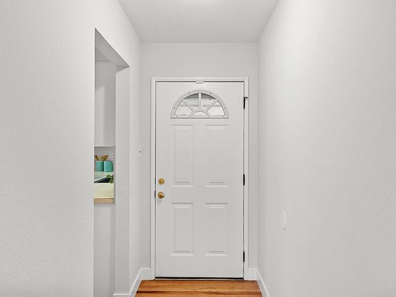 4th image of 914 Blazingwood Ave
