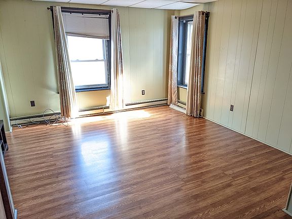 4th image of 836 Locust St