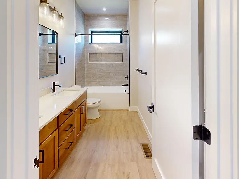 Full Bathroom 2 - North Wing