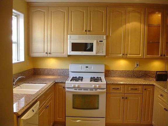 3rd image of 23933 Vanowen St