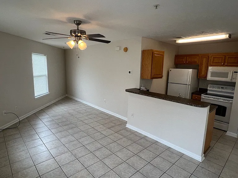 409 Tree Top Ct #C — Photo 3