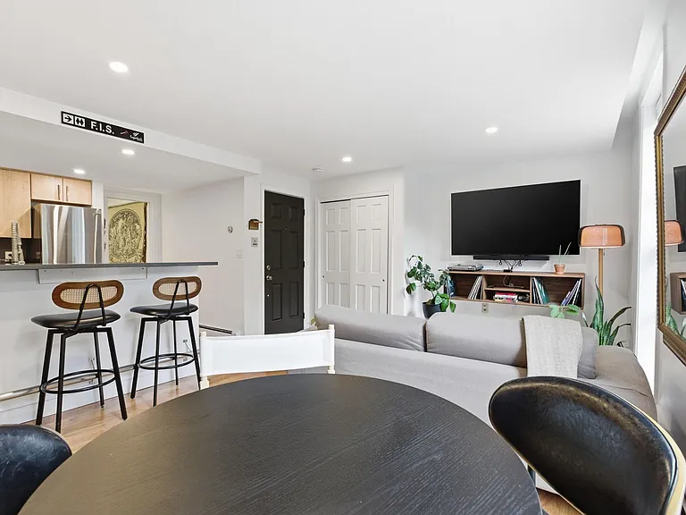 4 Derne St #2 — Photo 7