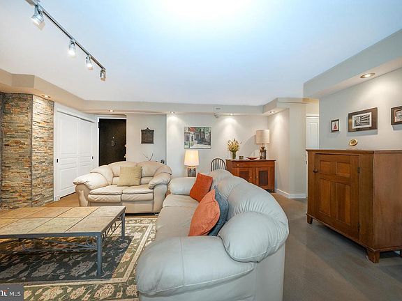 4th image of 1919 Chestnut St APT 1919