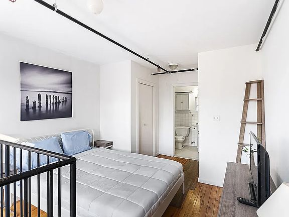 4th image of 240 Mulberry St APT 16