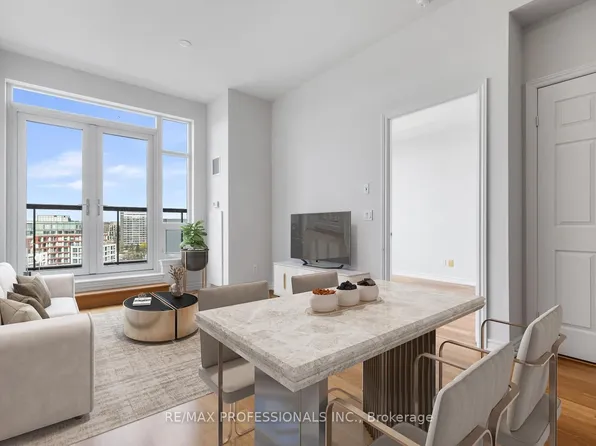 1135 Royal York Rd #1104, Toronto, ON M9A 0C3