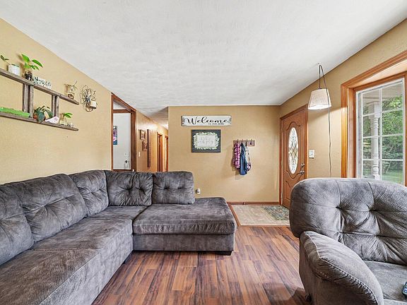 3rd image of 24064 Redfield St