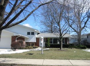2031 N Burke Dr, Arlington Heights, IL 60004