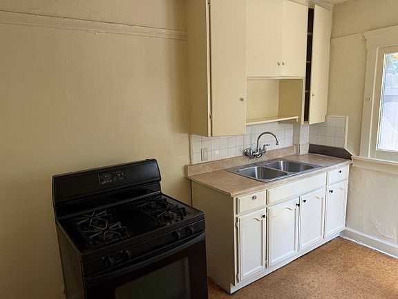 2nd image of 567 N Oakland Ave APT 5