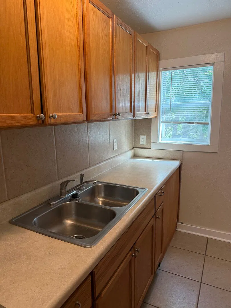 Move In Special!! Cute 2 Bedroom 1 Bath Home — Photo 4