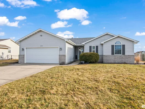 1040 Oakbrook Ave, Chatham, IL 62629