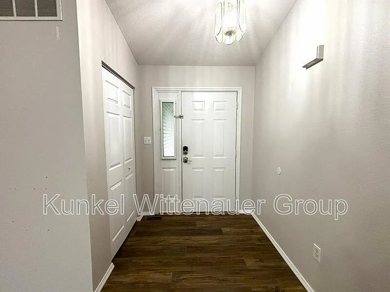 3 bed, 3.0 bath, 2007 sqft, $2,500 — Photo 3
