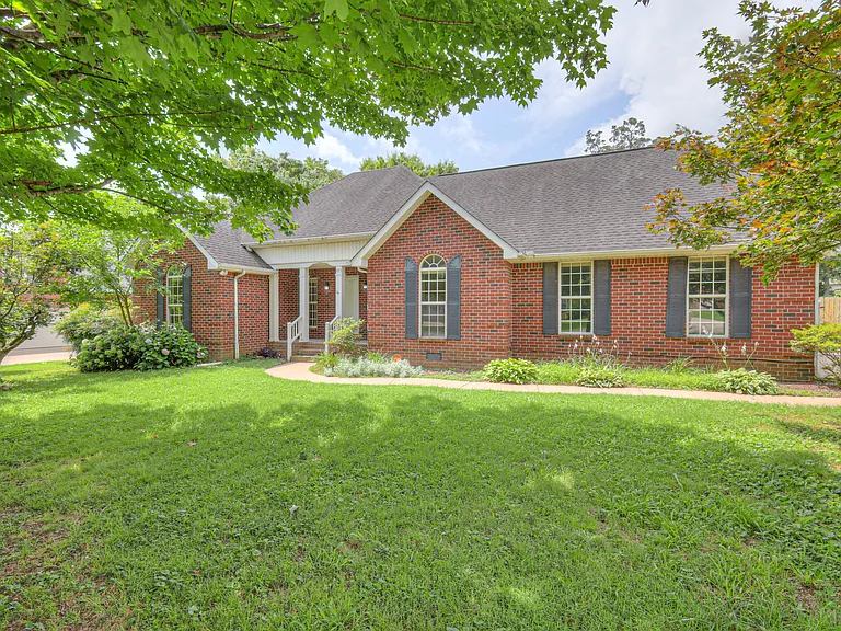 405 Sandi Ct — Photo 3