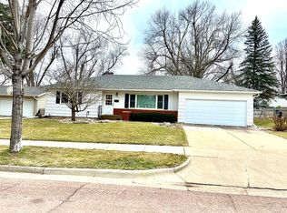 711 E Woodlawn Dr, Sioux Falls, SD 57105
