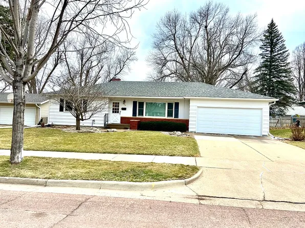 711 E Woodlawn Dr, Sioux Falls, SD 57105