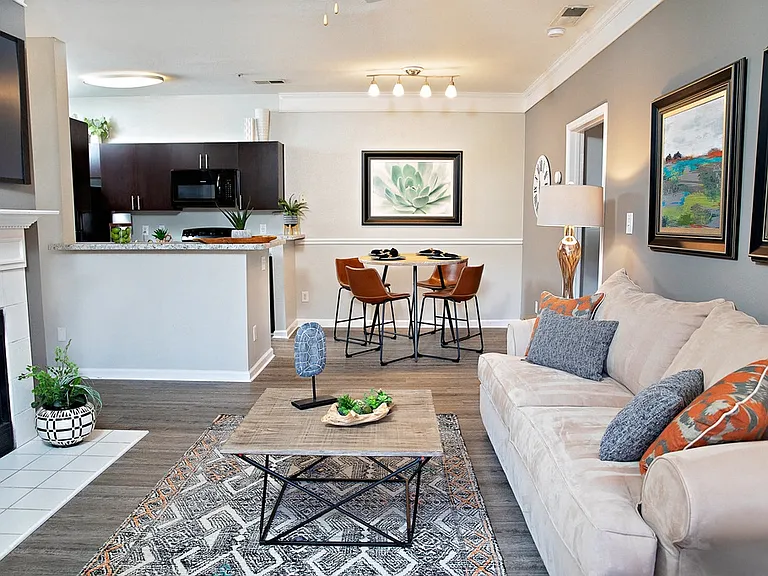 Southpoint Estate Apartments — Photo 25