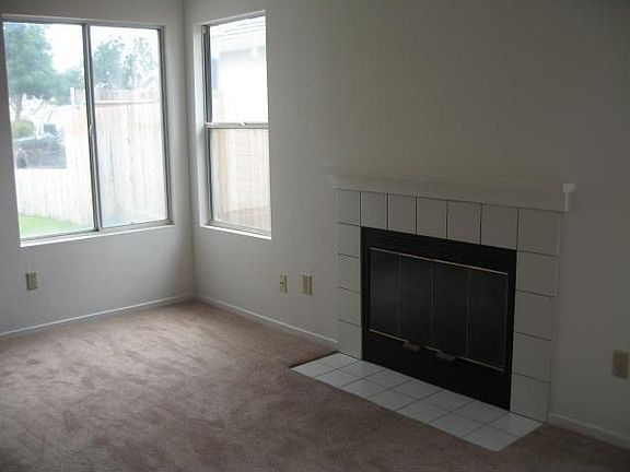 Living room w/fireplace