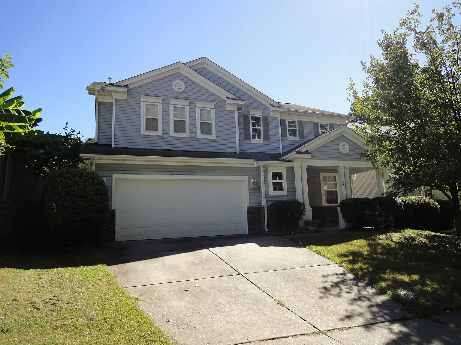 3 bed, 2.5 bath, 2318 sqft, $2,100 — Photo 2