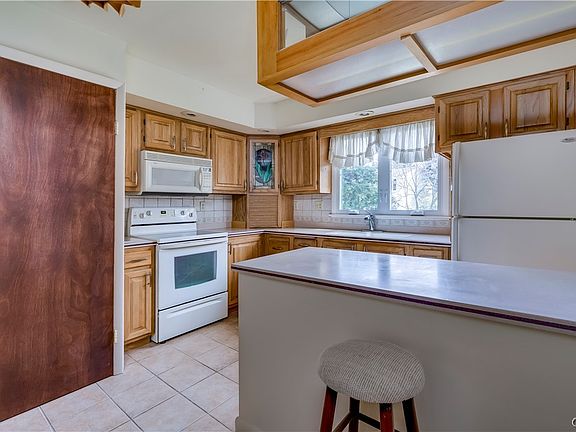 3rd image of 256 Ontario Dr N
