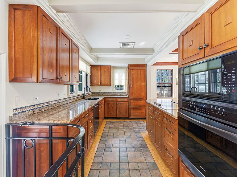 48 Acacia Ave — Photo 3