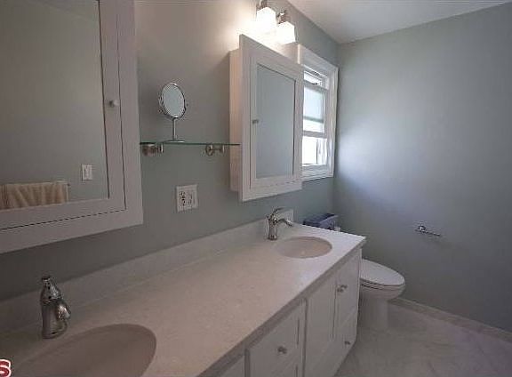 2nd image of 3226 Woodbine St
