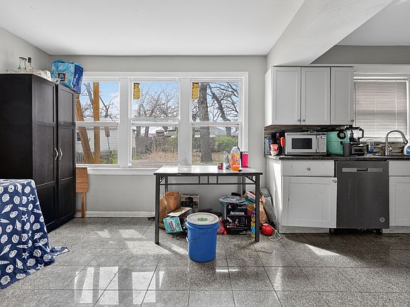5th image of 15036 Blackstone Ave
