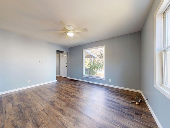 3rd image of 681 Burns St