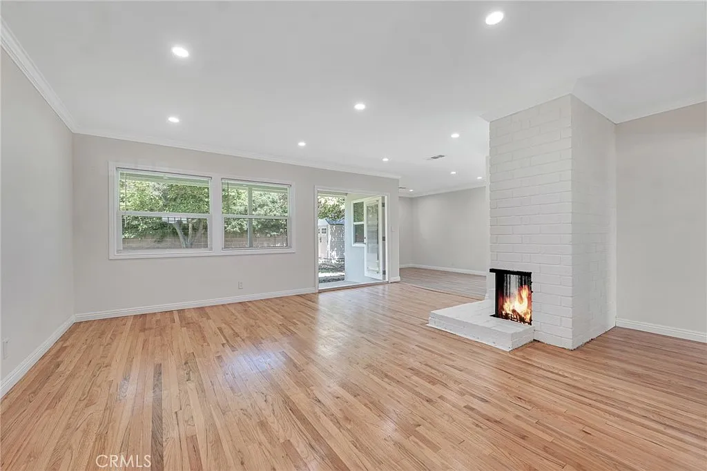 3 bed, 1386 sqft, $3,799 — Photo 4