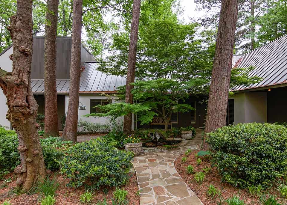1st image of 11 Oakridge Cir