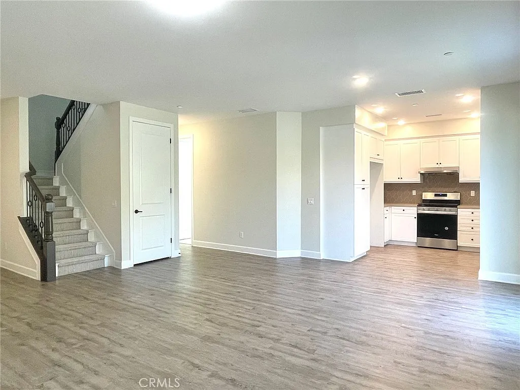 4 bed, 2144 sqft, $4,900 — Photo 4