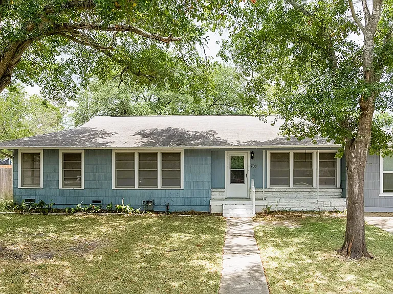 714 Broadmoor Dr — Photo 1