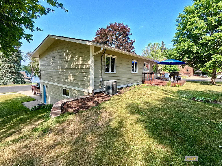 201 W Lake St — Photo 32