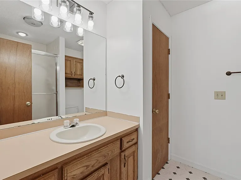 909 W Linden St — Photo 18