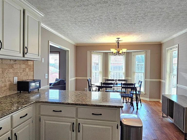 738 Summer Ln — Photo 8