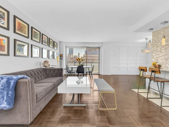 300 East 40th Street image 1 of 15