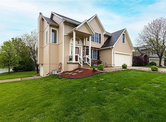 2nd image of 108 NE Paseo Pl