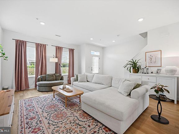 4th image of 2481 Artesian Way