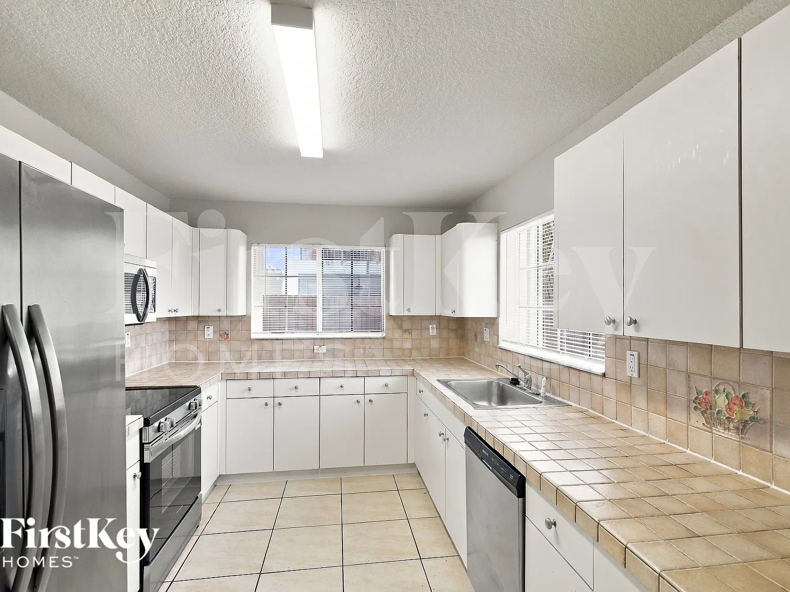 4 bed, 2.0 bath, 2658 sqft, $3,300 — Photo 3