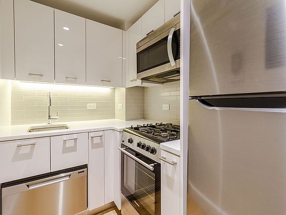 3rd image of 230 E 44th St APT 9K