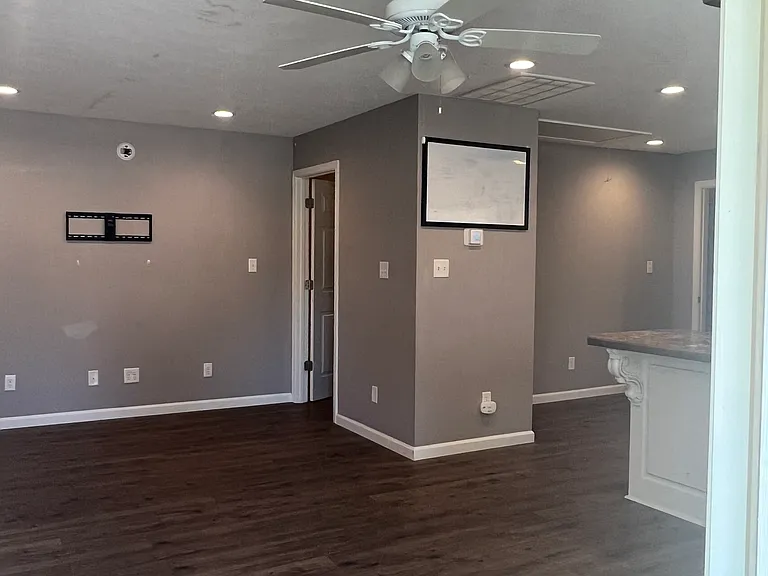 1009 E Moore Ave — Photo 2