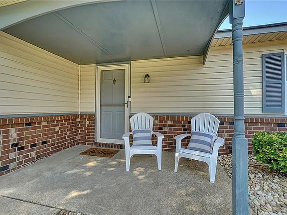 2nd image of 1434 Poinsetta Arch