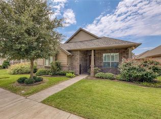 217 Captains Ct, Granbury, TX 76049