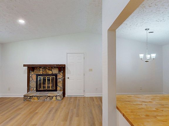 4th image of 42 Skylark Ln