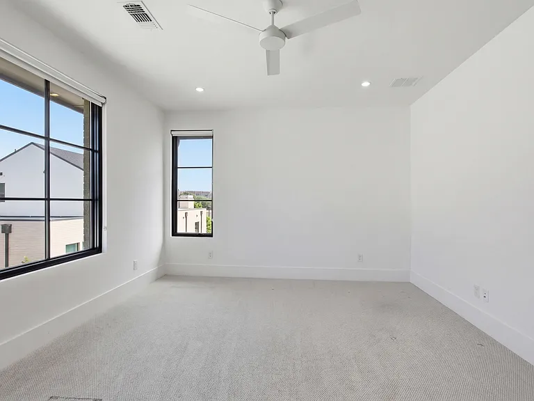9855 Kingsway Ave — Photo 38