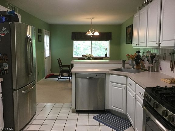 4th image of 8 Sweet Water Ln